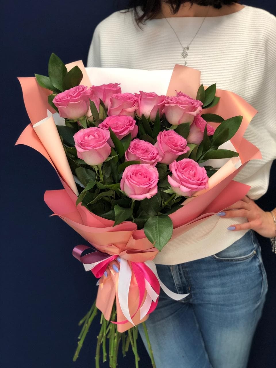 Букет из 15 розовых Роз Эквадор в фирменном оформлении 60 см