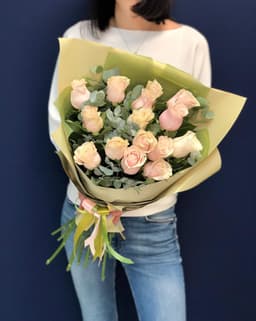 Весенний букет из 15 розовых Роз Эквадор в фирменном оформлении 70 см 2 Серия