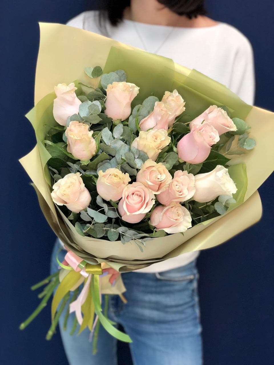 Весенний букет из 15 розовых Роз Эквадор в фирменном оформлении 70 см 2 Серия