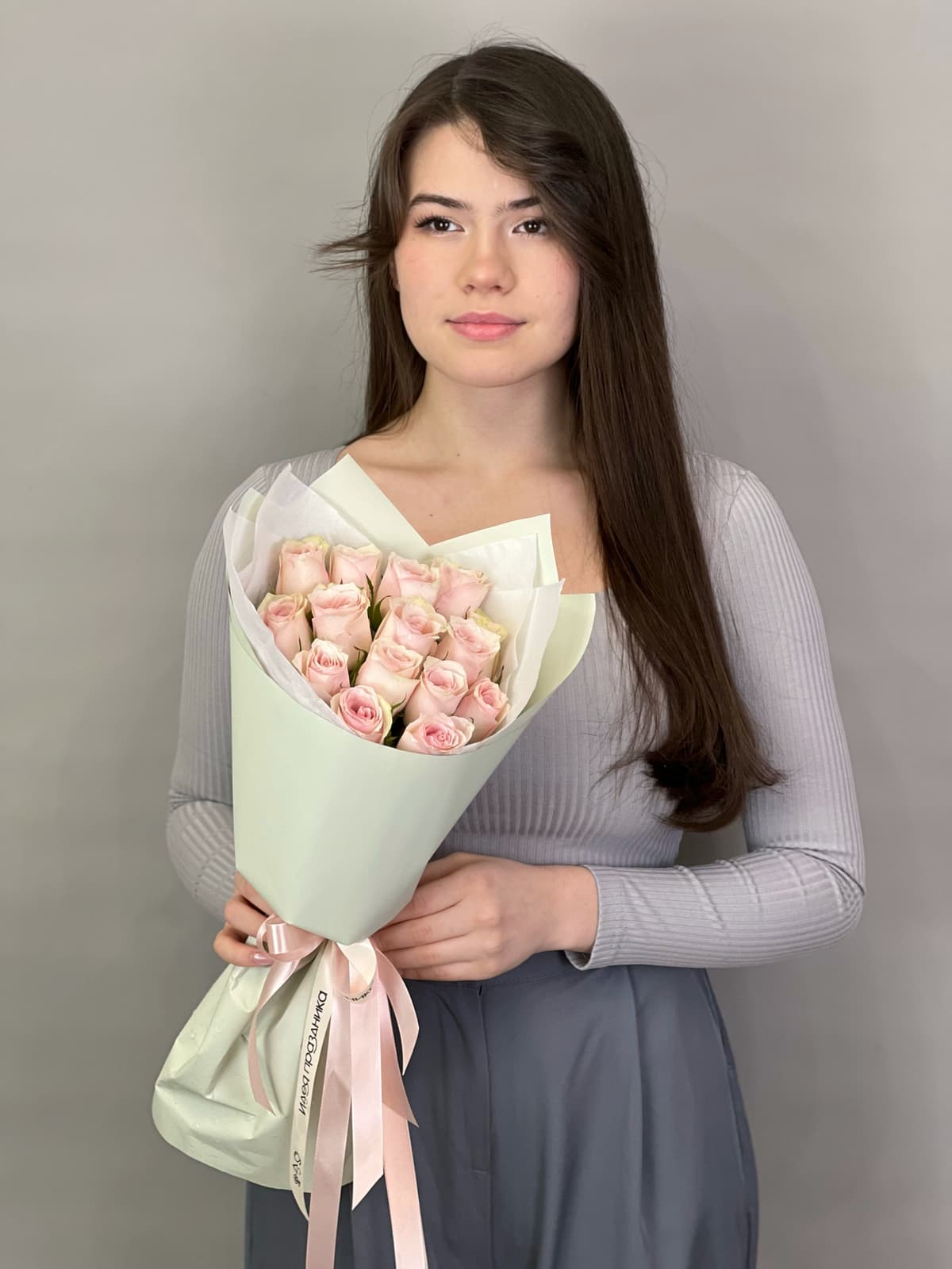 Популярный букет из 15 розовых роз Кения 35-40 см в матовой бумаге