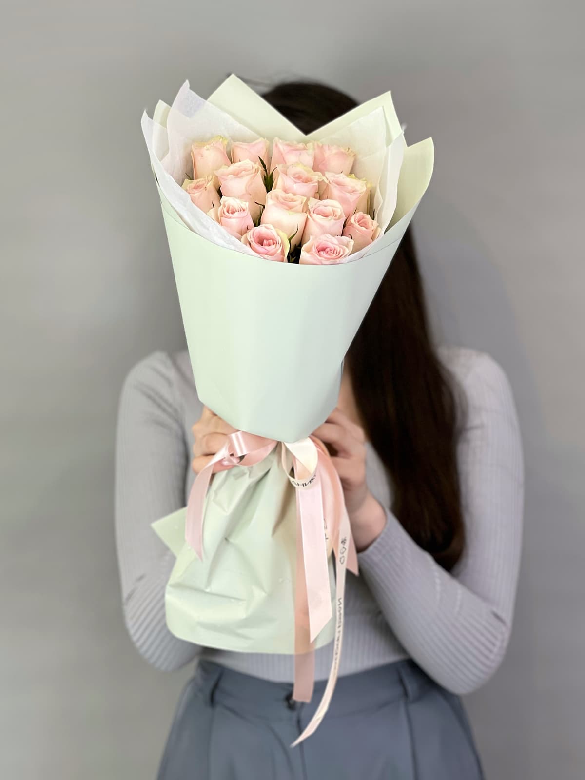 Популярный букет из 15 розовых роз Кения 35-40 см в матовой бумаге