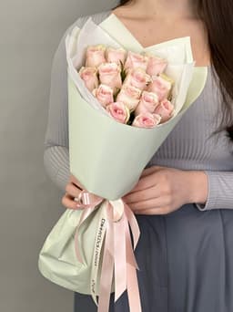 Популярный букет из 15 розовых роз Кения 35-40 см в матовой бумаге