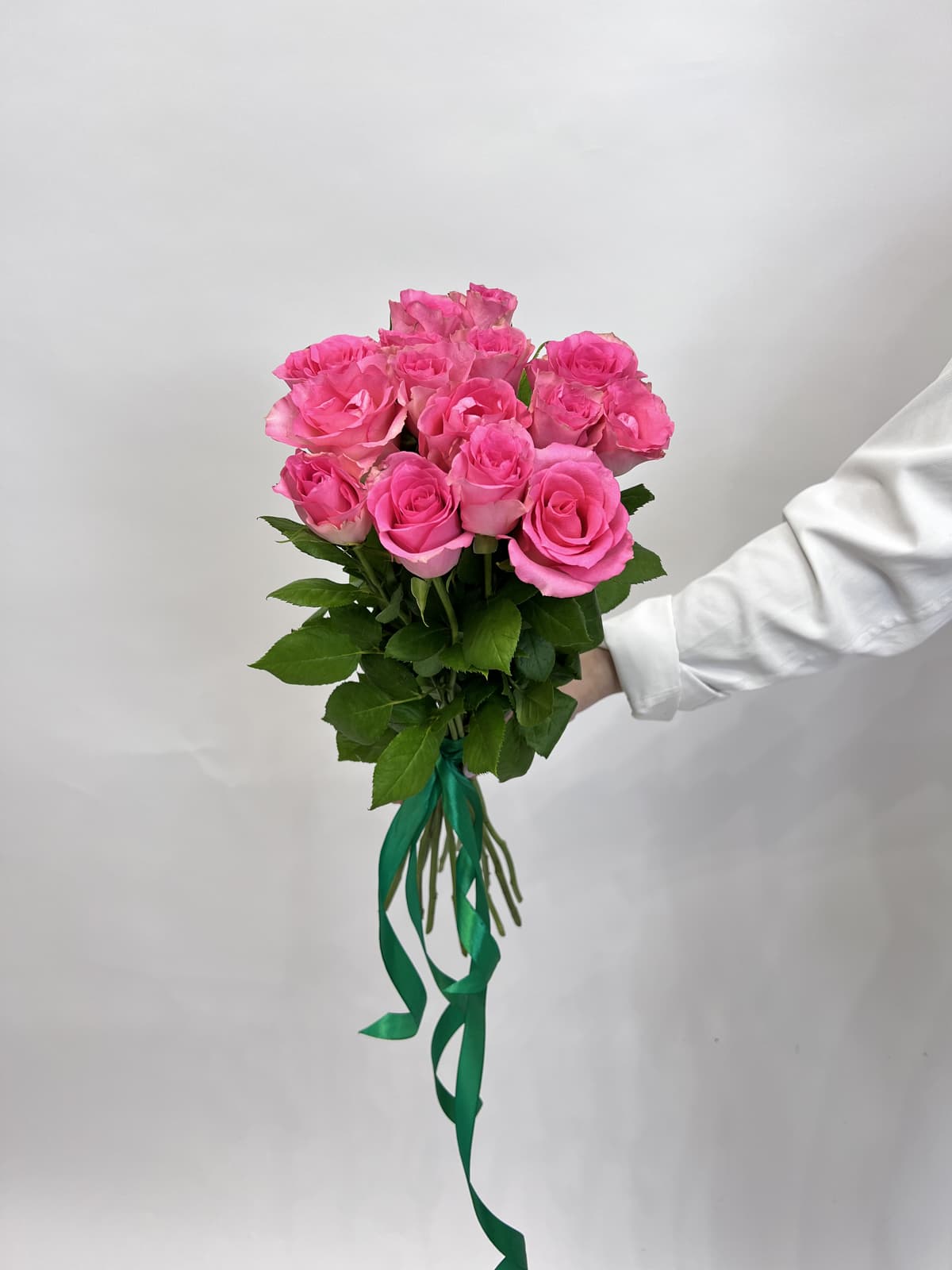 Цветочный букет из 15 розовых роз стандарт 50 см