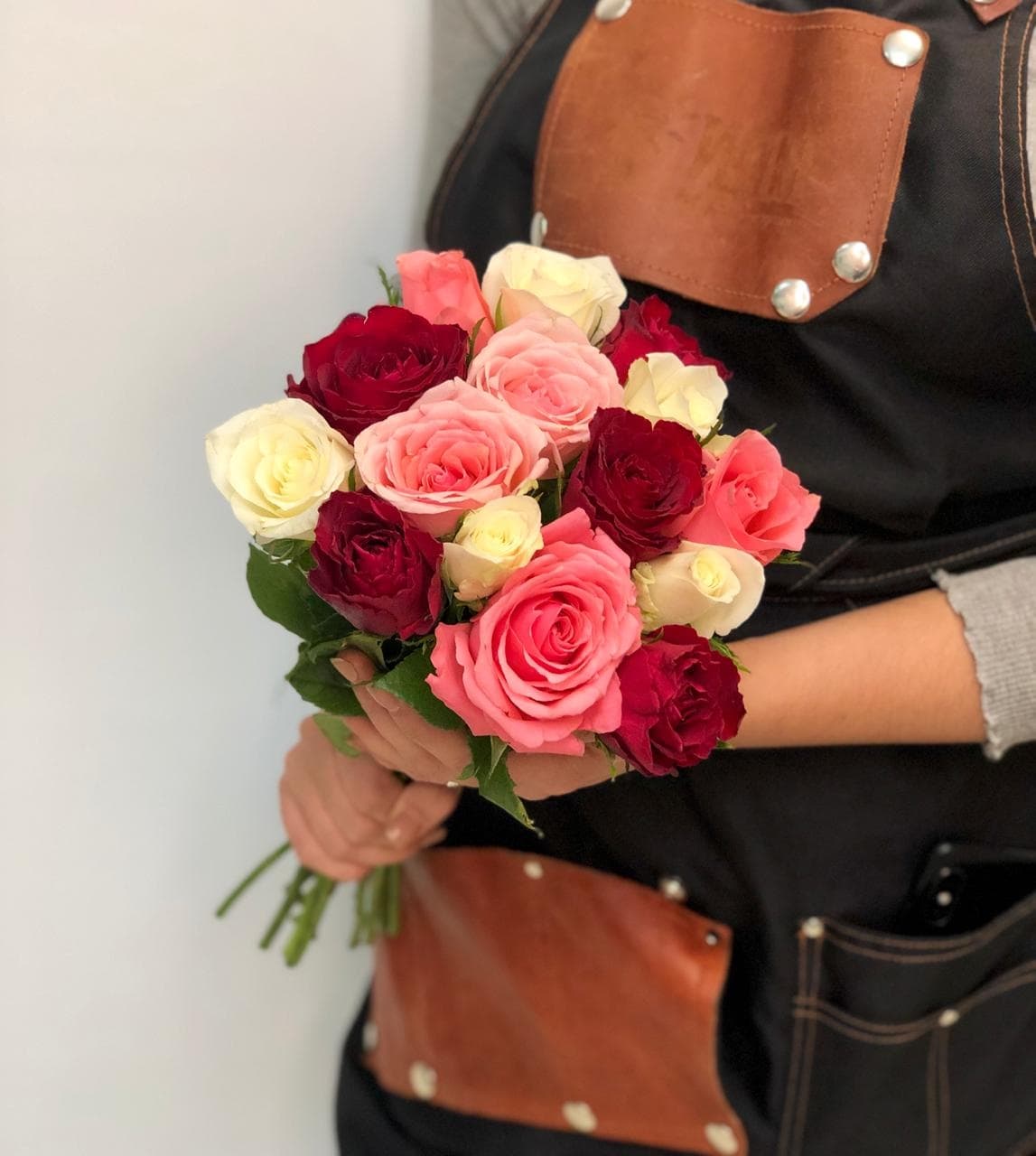 Нежный букет из 15 розы Кения микс 35-40см