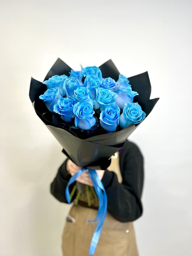Букет из 15 синих Роз Эквадор в матовой бумаге Букет из 15 синих Роз Эквадор в матовой бумаге