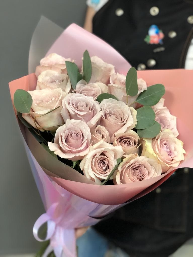 Букет из 15 сиреневых Роз Эквадор в фирменном оформлении 50 см