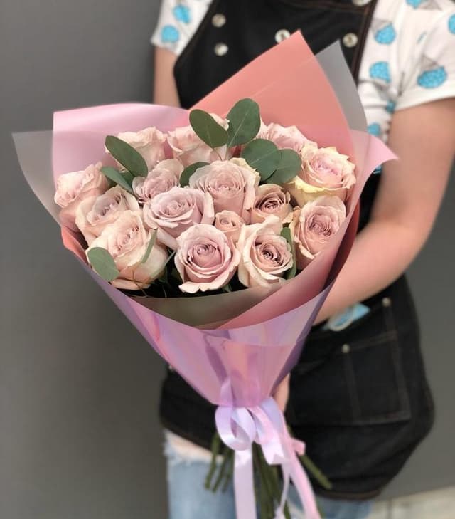 Букет из 15 сиреневых Роз Эквадор в фирменном оформлении 50 см Букет из 15 сиреневых Роз Эквадор в фирменном оформлении 50 см