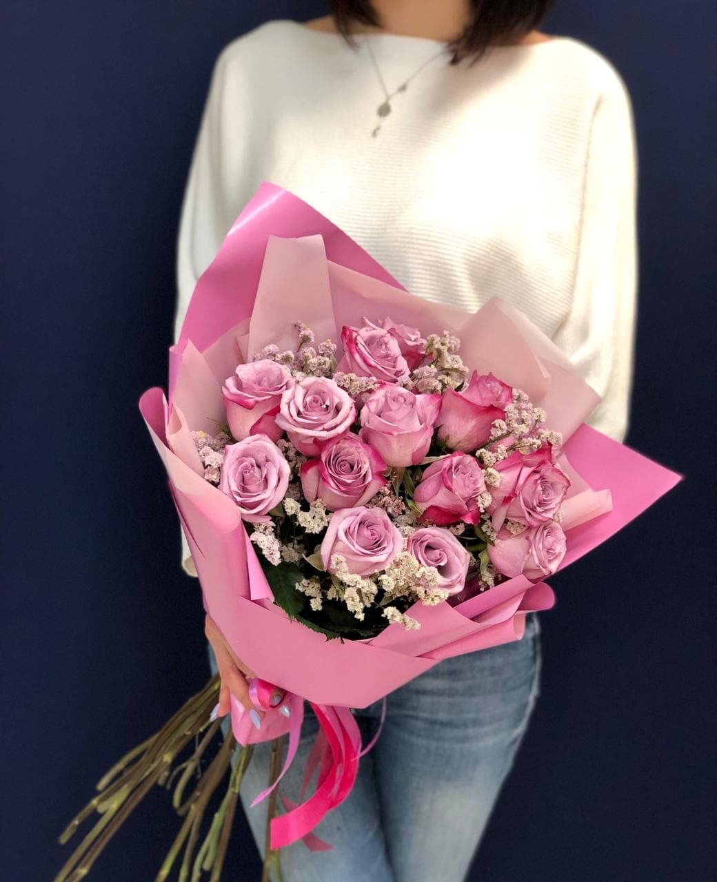 Букет из 15 сиреневых Роз Эквадор в фирменном оформлении 70 см 2 Серия