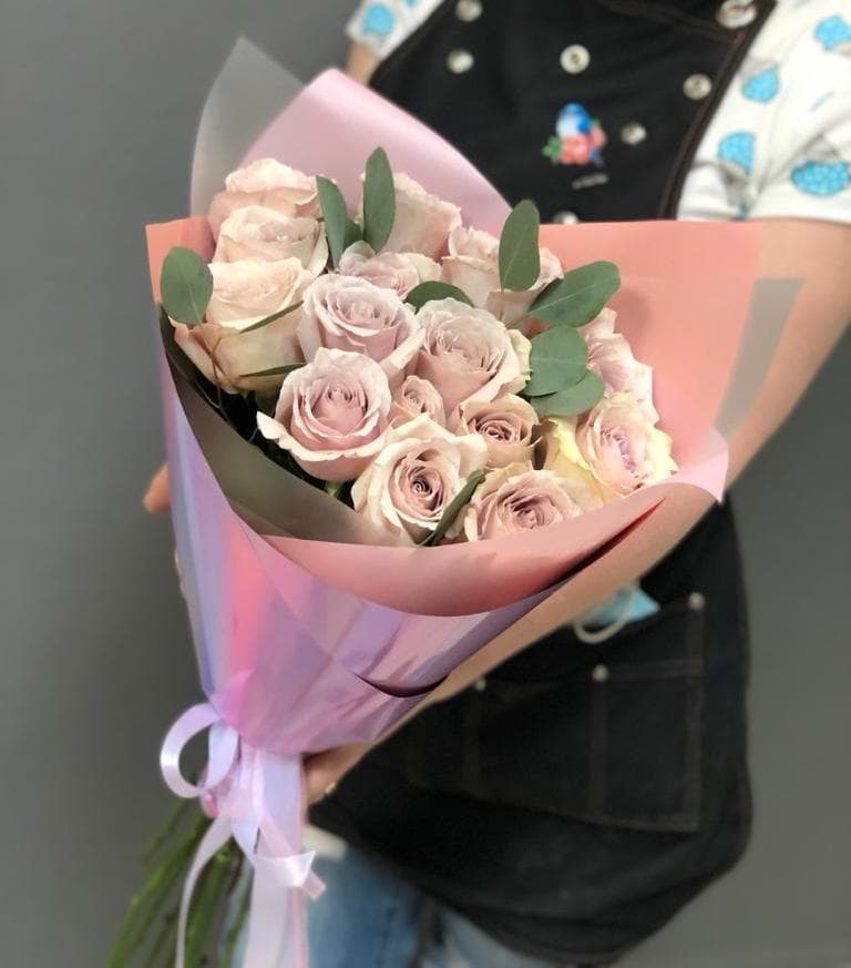 Праздничный букет из 15 сиреневых Роз Эквадор в фирменном оформлении 70 см