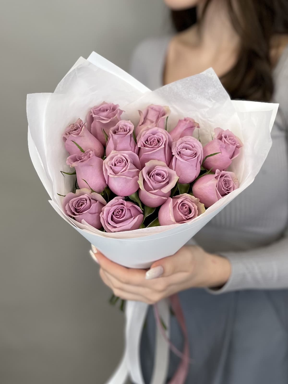 Букет из 15 сиреневых роз Кения 35-40 см в матовой бумаге