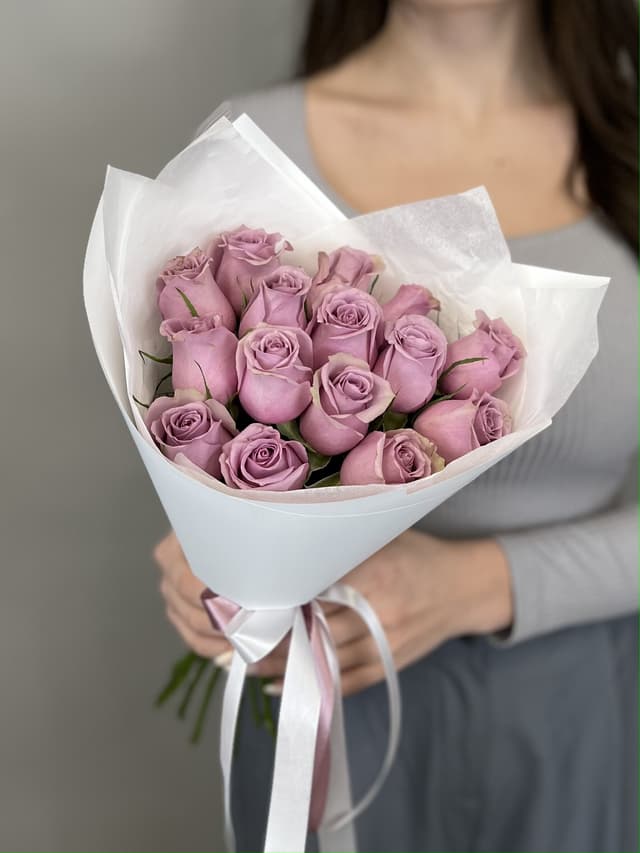 Букет из 15 сиреневых роз Кения 35-40 см в матовой бумаге Букет из 15 сиреневых роз Кения 35-40 см в матовой бумаге