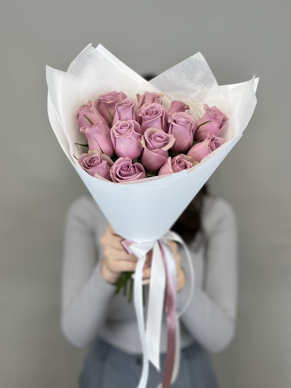 Букет из 15 сиреневых роз Кения 35-40 см в матовой бумаге