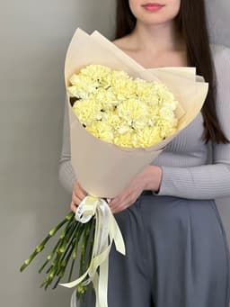 Праздничный букет из 15 сливочных диантусов