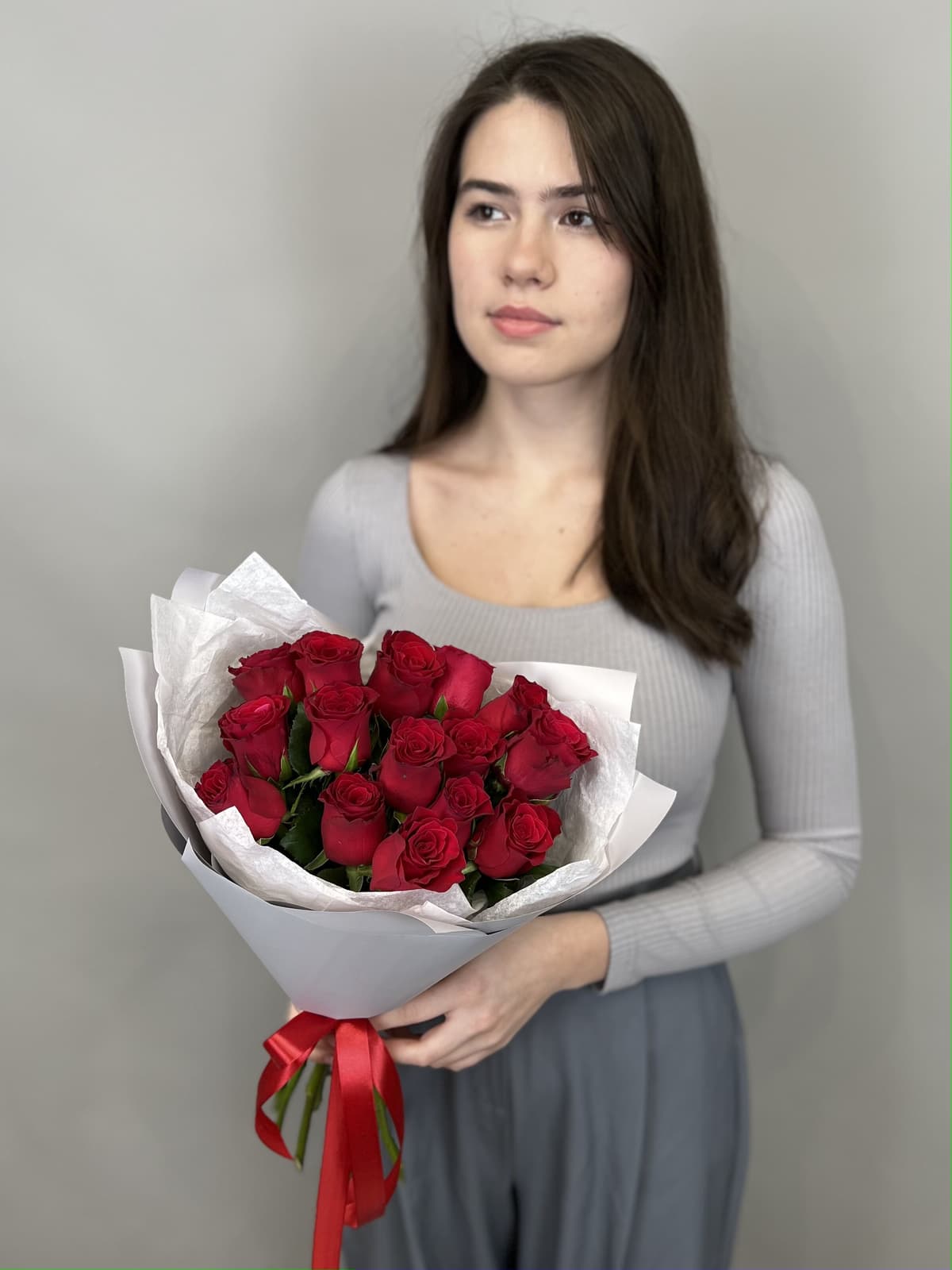 Оригинальный букет из 15 стандартных красных роз в серой упаковке