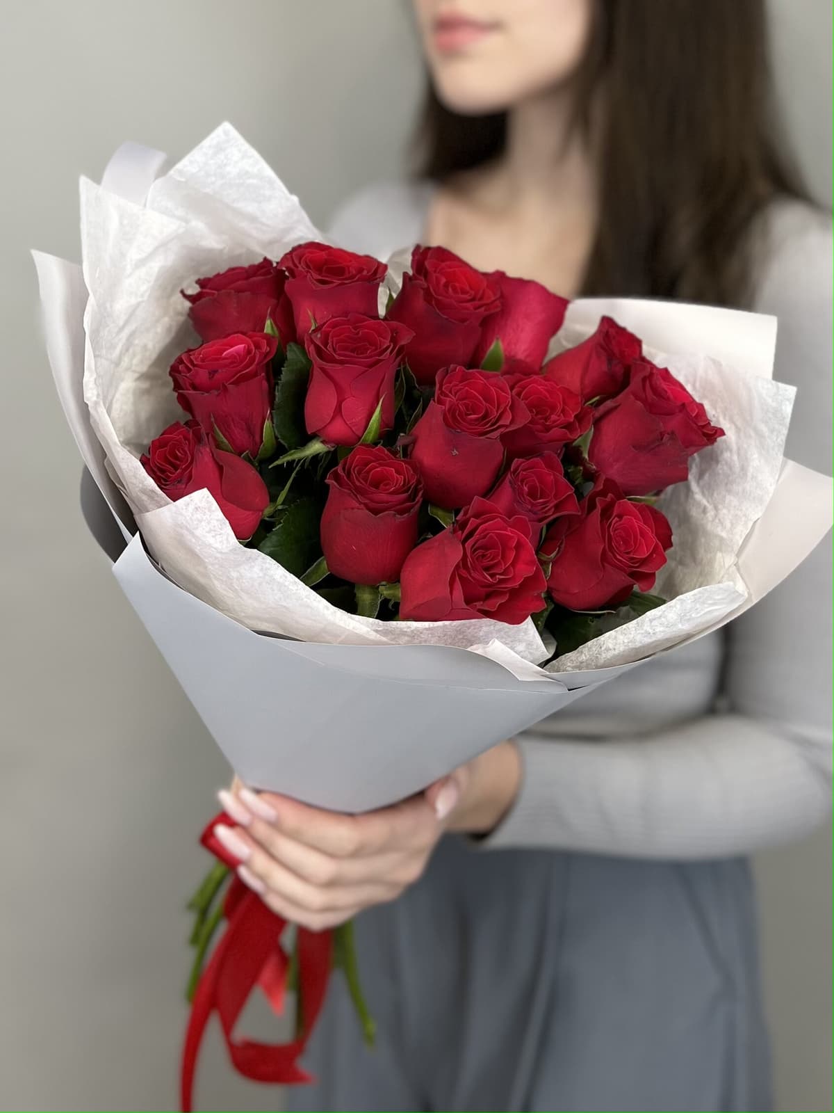 Оригинальный букет из 15 стандартных красных роз в серой упаковке