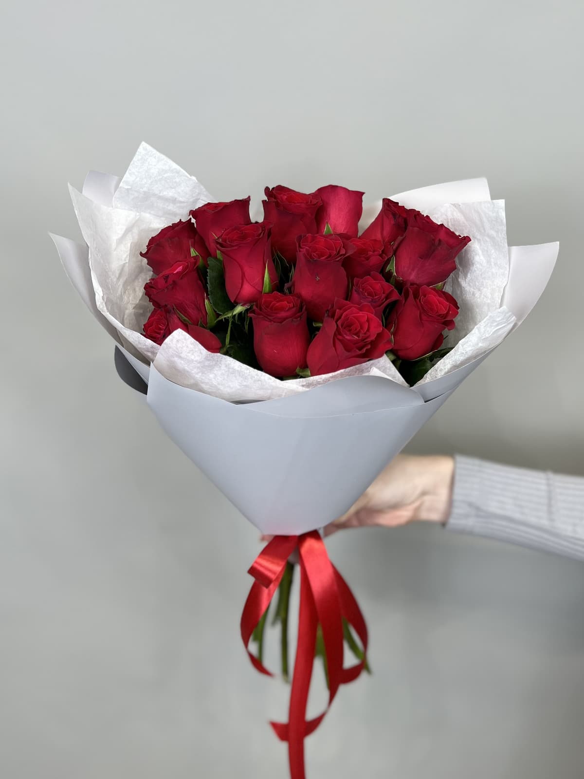 Оригинальный букет из 15 стандартных красных роз в серой упаковке