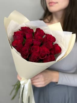 Праздничный букет из 15 стандартных красных роз в упаковке