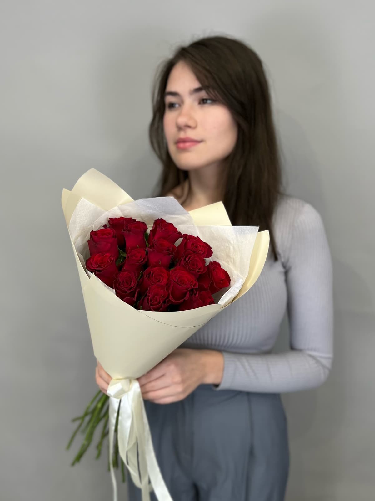 Праздничный букет из 15 стандартных красных роз в упаковке