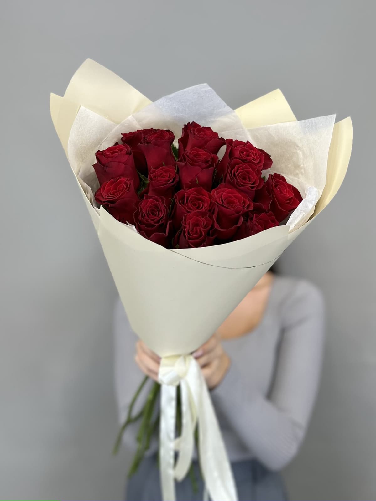 Праздничный букет из 15 стандартных красных роз 50 см в упаковке