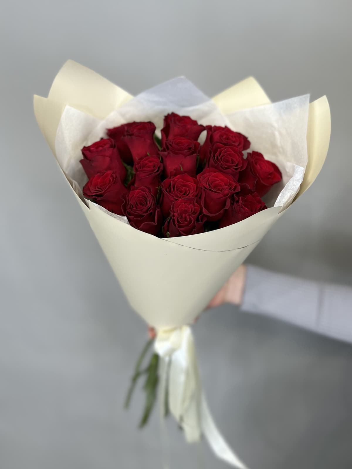 Праздничный букет из 15 стандартных красных роз 50 см в упаковке
