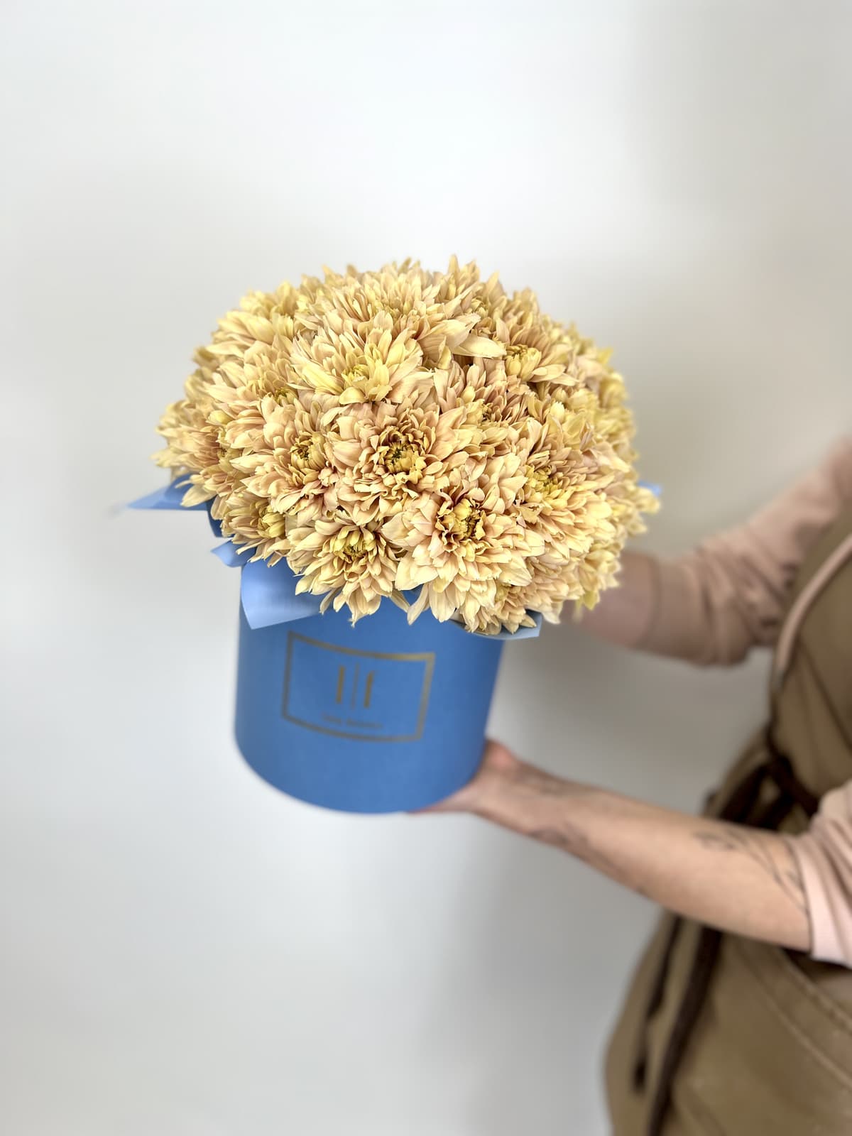 Букет из 15 цветных хризантем в шляпной коробке