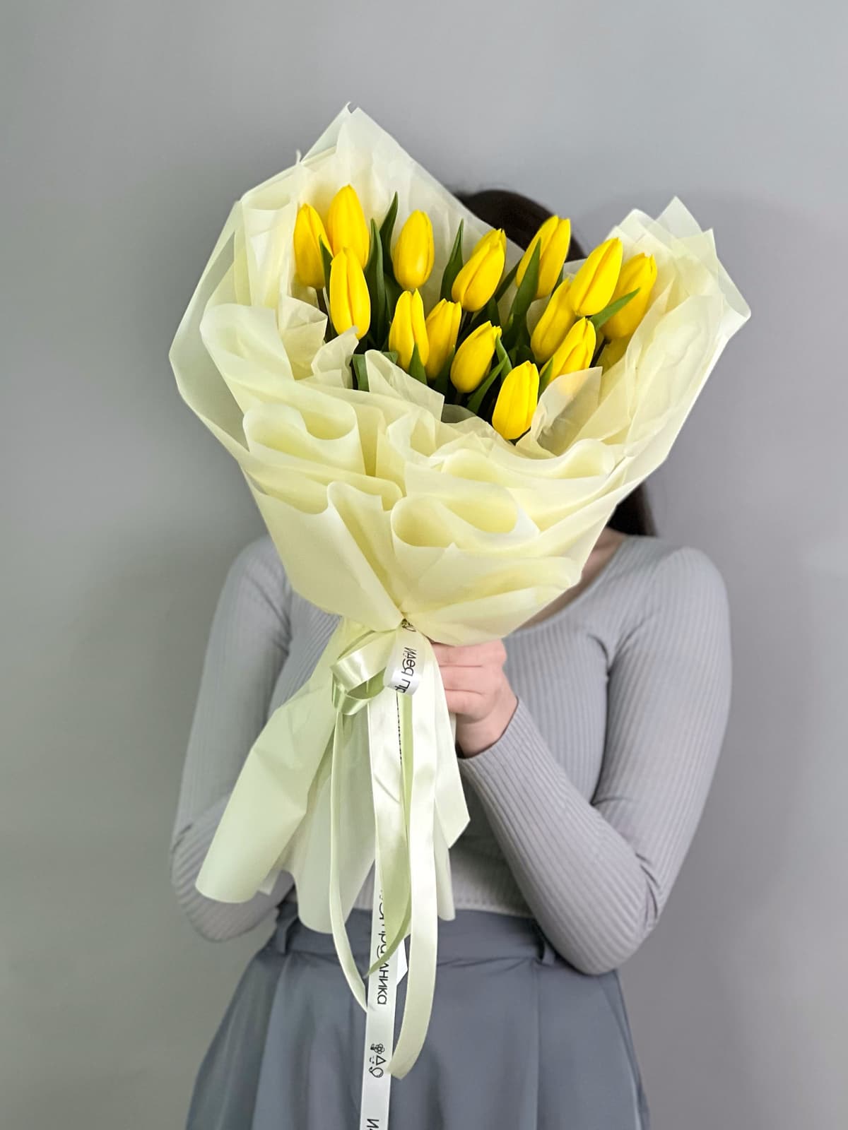 Букет из 15 желтых тюльпанов в фирменной упаковке