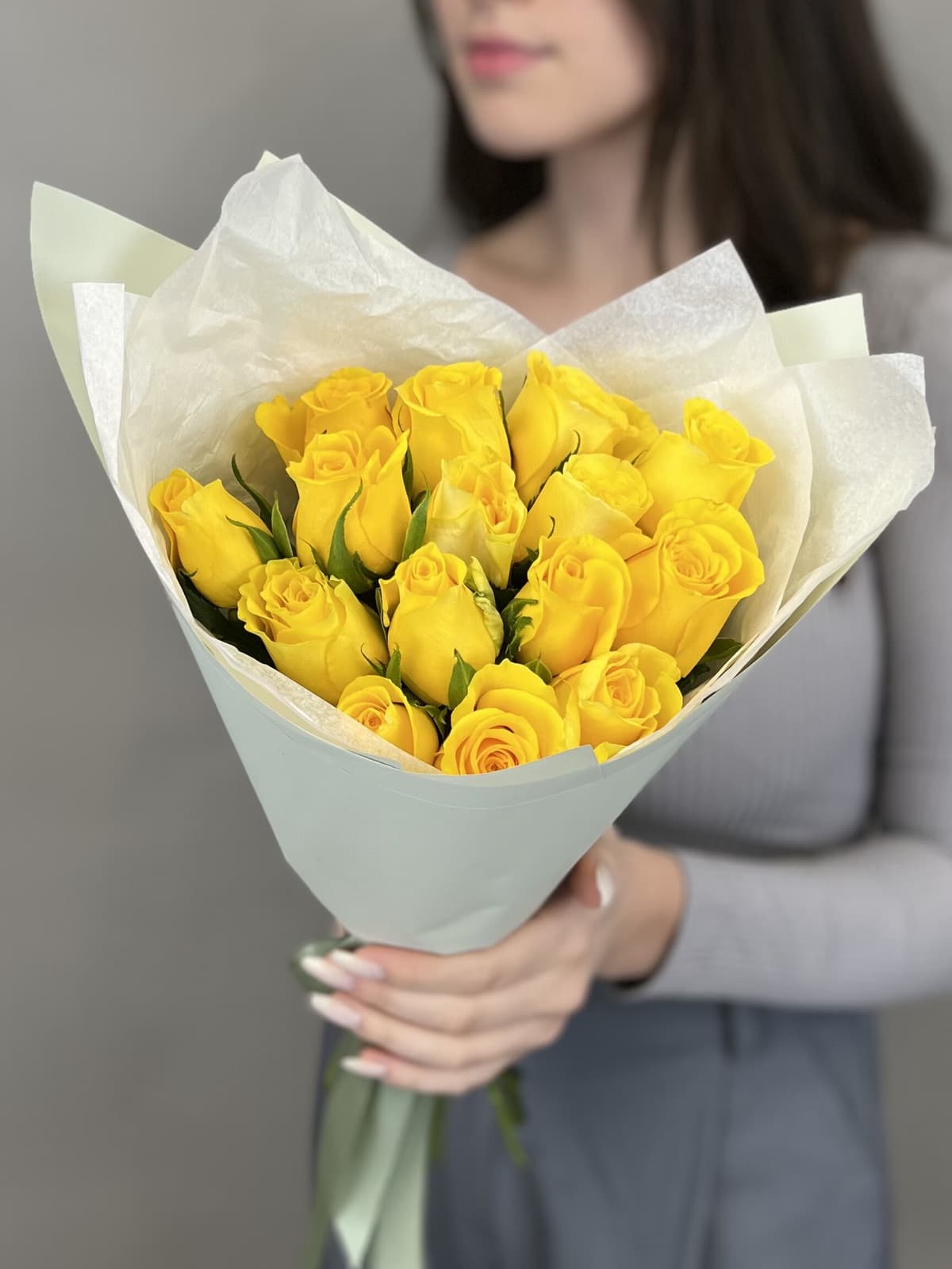 Букет из 15 желтых роз Кения 35-40 см в матовой бумаге
