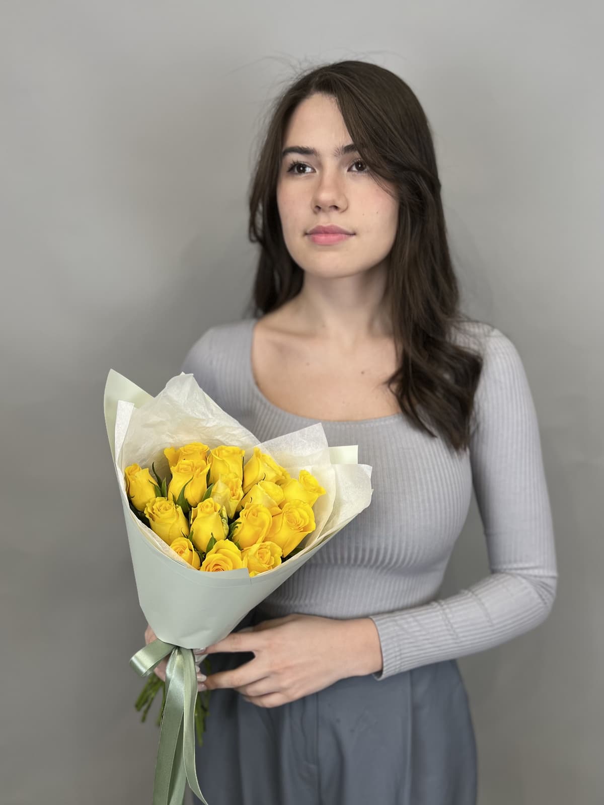 Букет из 15 желтых роз Кения 35-40 см в матовой бумаге