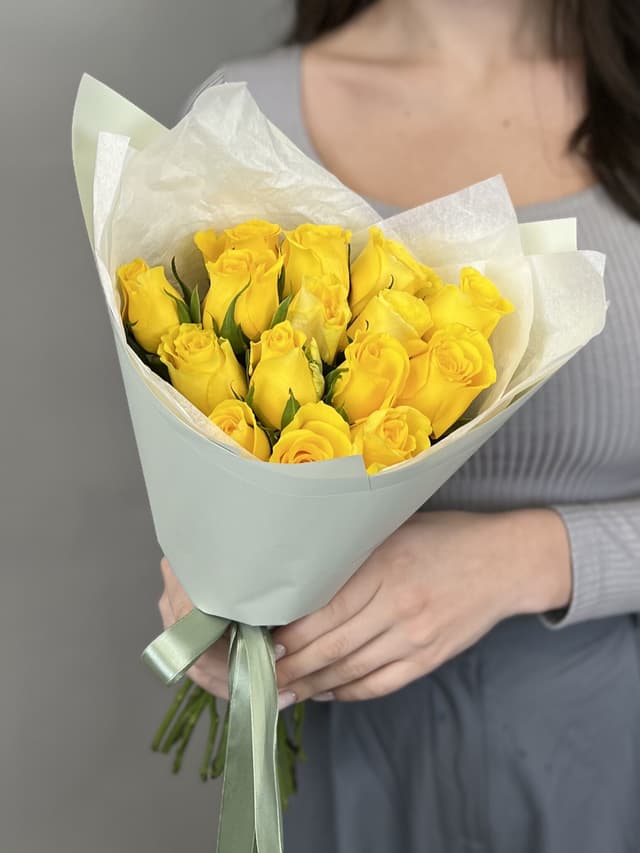 Букет из 15 желтых роз Кения 35-40 см в матовой бумаге Букет из 15 желтых роз Кения 35-40 см в матовой бумаге