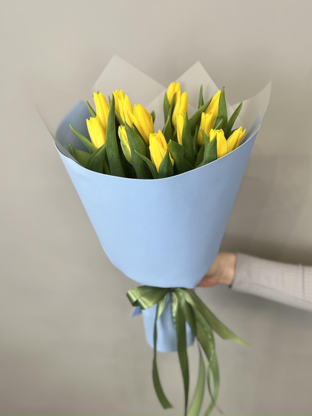 Букет из 15 желтых тюльпанов в фоамиране