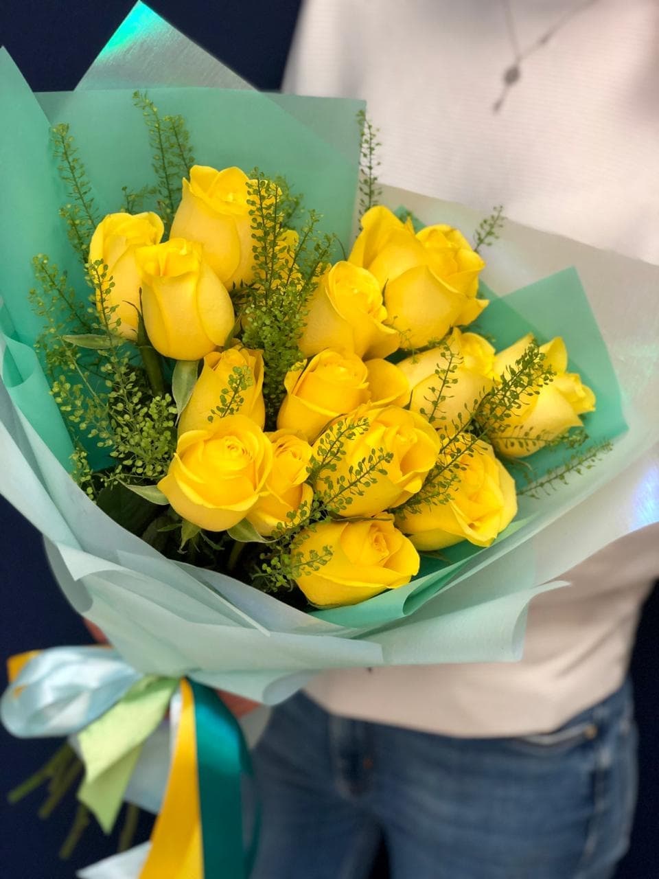 Букет из 15 жёлтых Роз Эквадор в фирменном оформлении 50 см