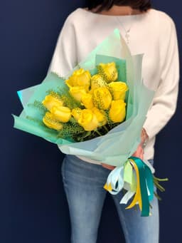 Букет из 15 жёлтых Роз Эквадор в фирменном оформлении 50 см