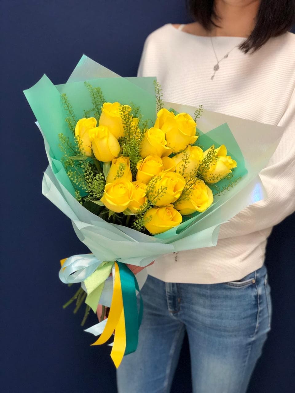 Букет из 15 жёлтых Роз Эквадор в фирменном оформлении 60 см