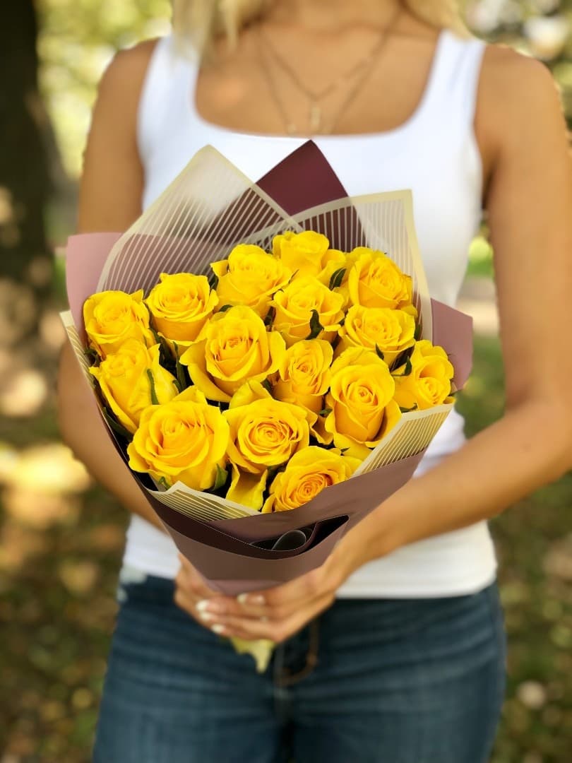 Цветочный букет из 15 жёлтых Роз Эквадор в матовой бумаге 70 см