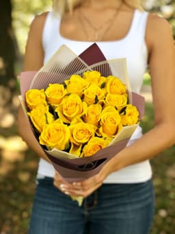Цветочный букет из 15 жёлтых Роз Эквадор в матовой бумаге 70 см