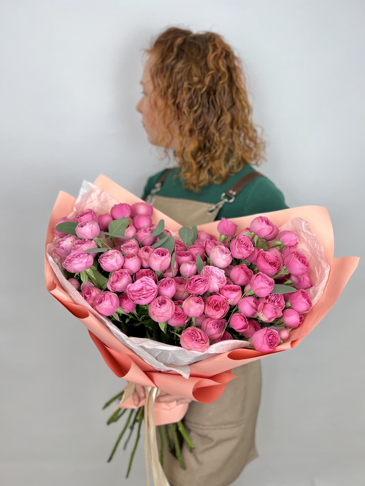 Букет из 19 Кустовых пионовидных Роз Giselle с Эвкалиптом