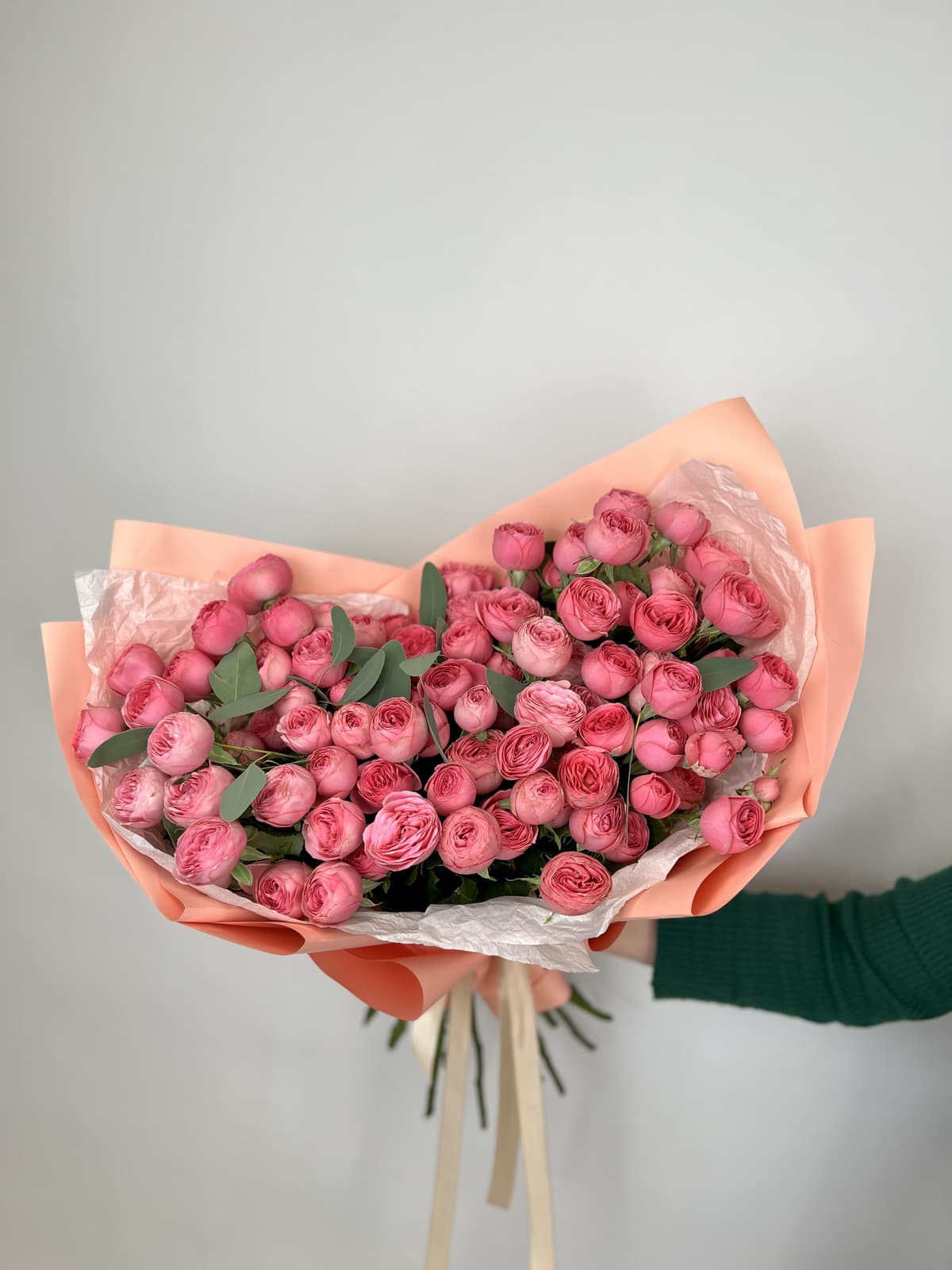 Букет из 19 Кустовых пионовидных Роз Giselle с Эвкалиптом