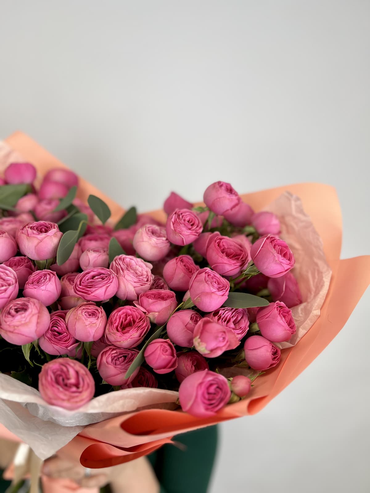 Букет из 19 Кустовых пионовидных Роз Giselle с Эвкалиптом