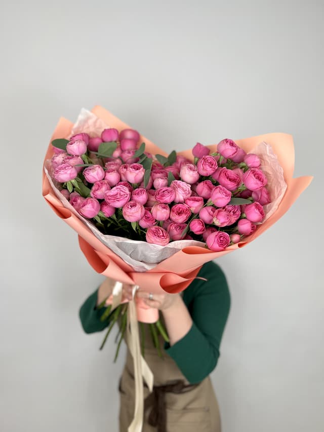 Букет из 19 Кустовых пионовидных Роз «Жизель» с Эвкалиптом Букет из 19 Кустовых пионовидных Роз «Жизель» с Эвкалиптом