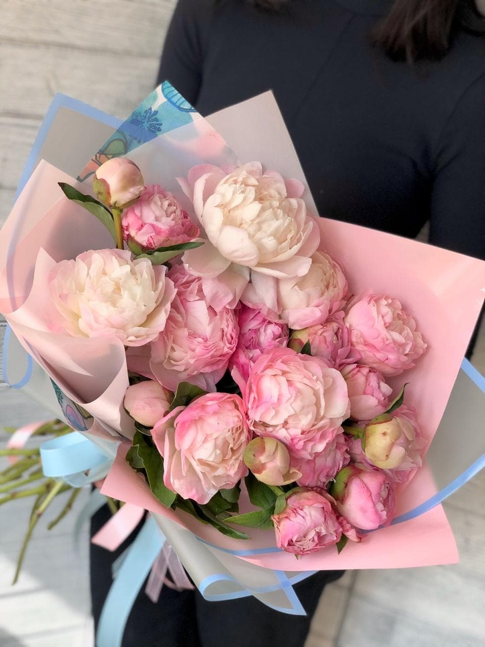 Красивый букет из 19 Пионов Sara Bernard