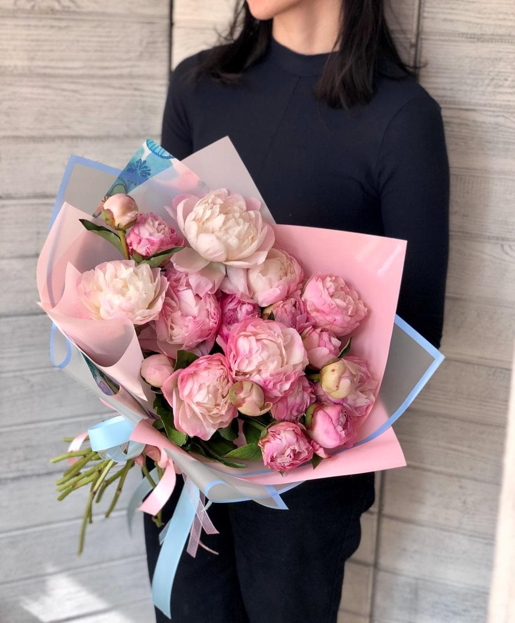 Красивый букет из 19 Пионов "Сара Бернар"