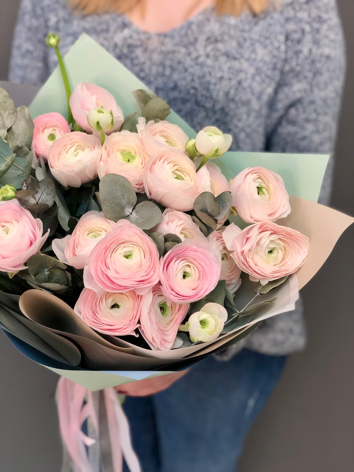 Букет из 19 Ранункулюсов в матовой бумаге