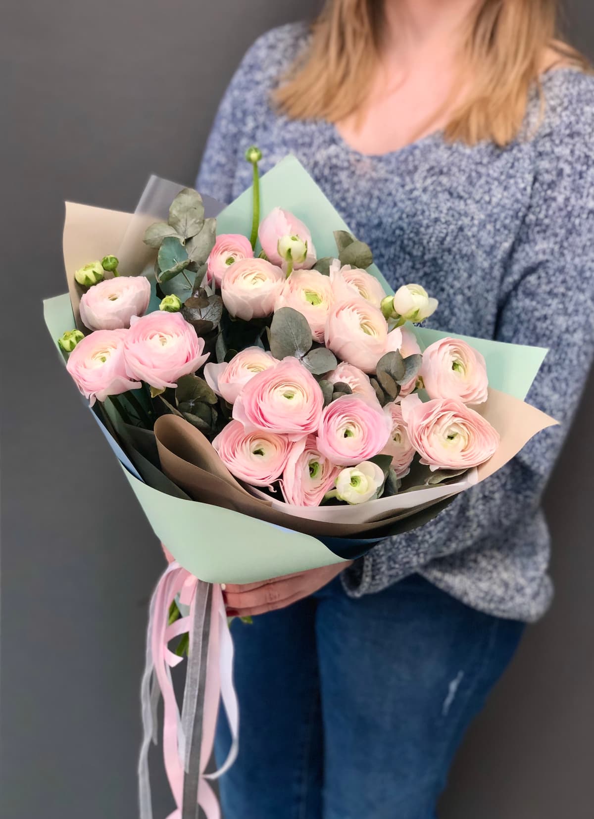 Букет из 19 Ранункулюсов в матовой бумаге