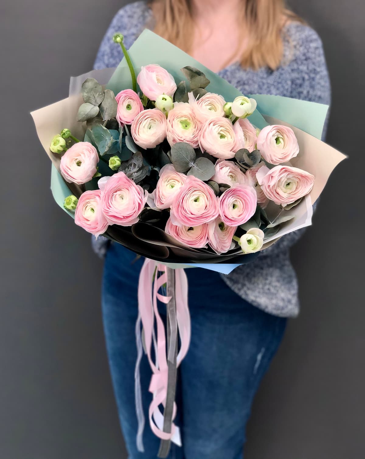 Букет из 19 Ранункулюсов в матовой бумаге