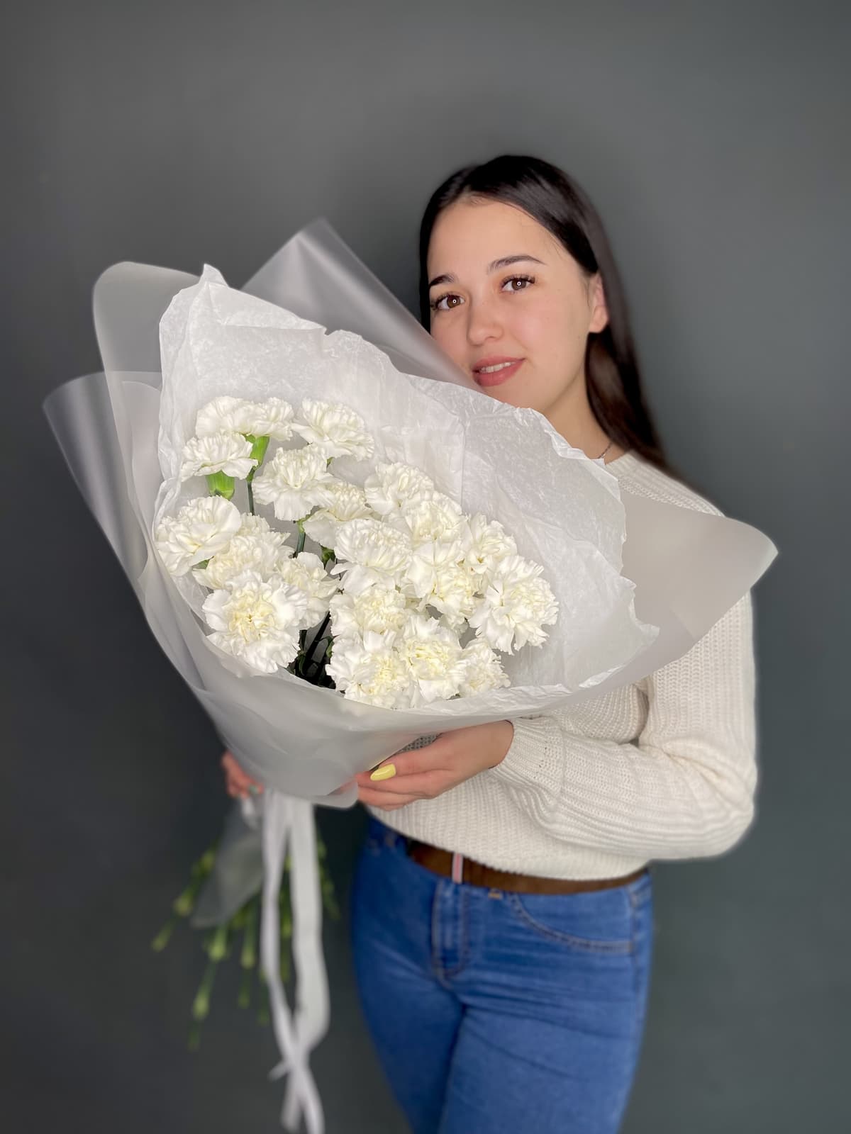 Красивый букет из 21 белого диантуса в матовой бумаге