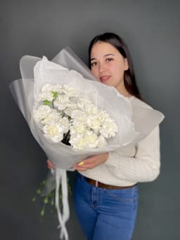 Красивый букет из 21 белого диантуса в матовой бумаге
