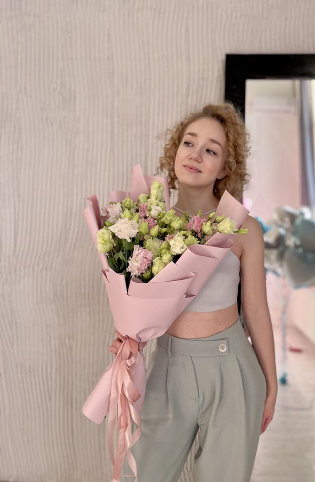 Дизайнерский букет из 21 Эустомы Alisa в матовой упаковке Дизайнерский букет из 21 Эустомы Alisa в матовой упаковке