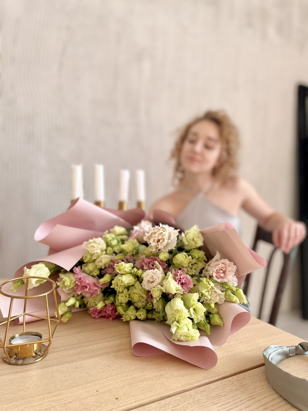 Дизайнерский букет из 21 Эустомы Alisa в матовой упаковке