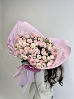 Стильный букет из 21 пионовидной кустовой розы Mansfield Park