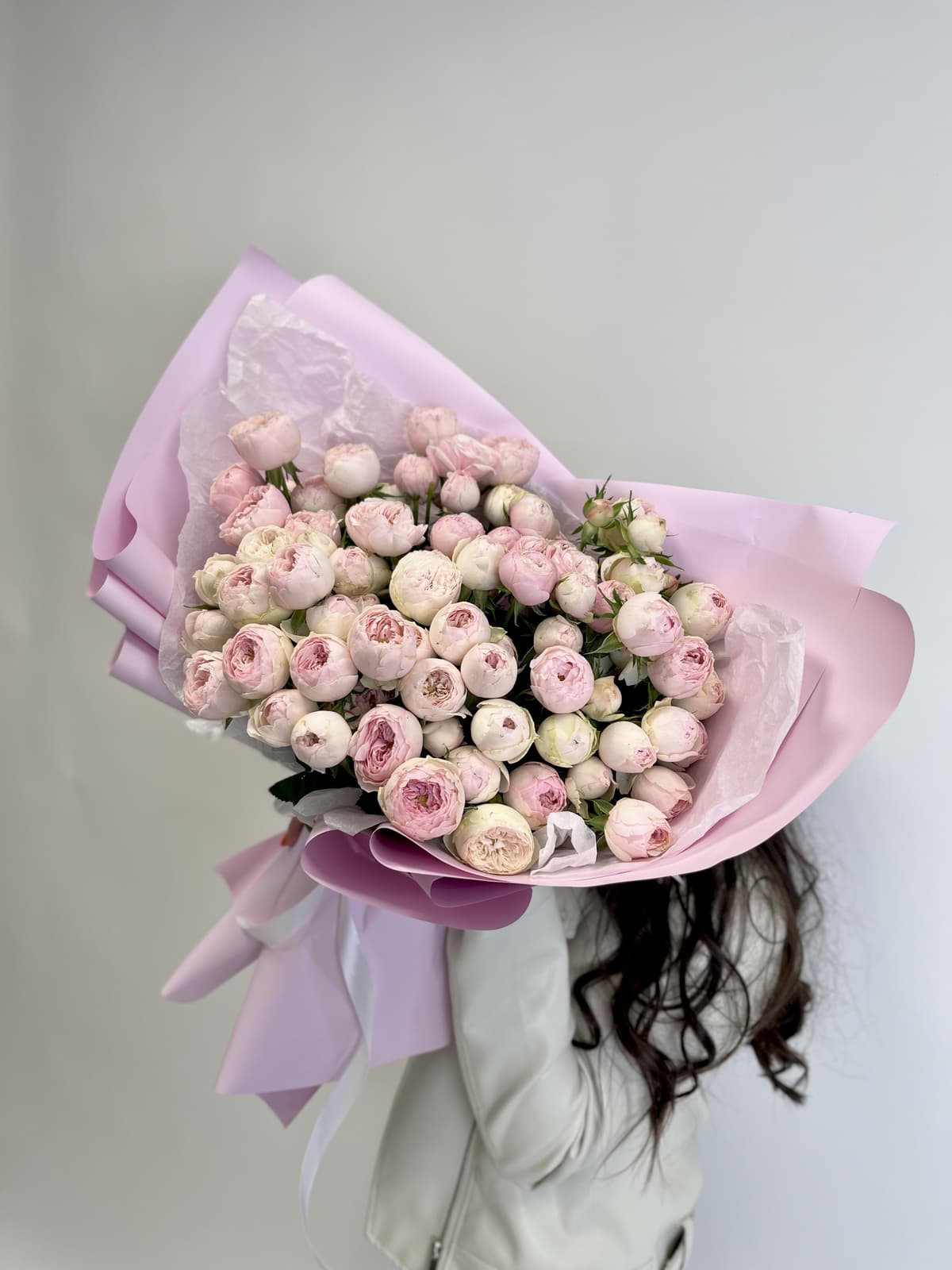 Стильный букет из 21 пионовидной кустовой розы «Майнсфилд Парк»